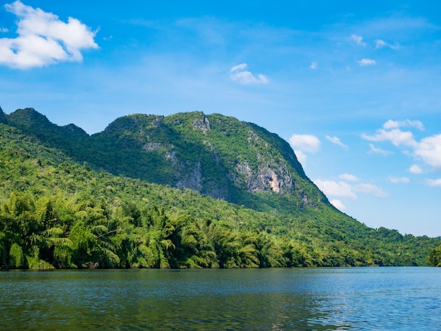 Kwai Yai rio com vista para a montanha e céu azul em Amphoe Srisawat, Kanchanaburi Tailândia