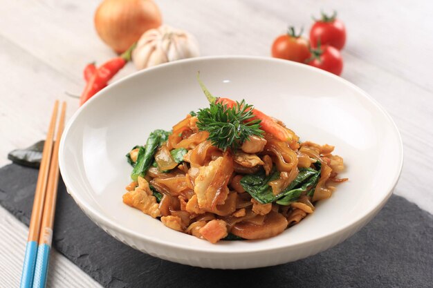 Kwetiau es un fideo chino popular en Indonesia, cocinado friéndolo con verduras y pollo, mariscos o carne