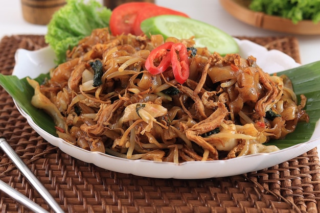 Kwetiaw oder Kwetiau Fried Rice Flat Noodles mit Hühnerfleisch und verschiedenem Gemüse