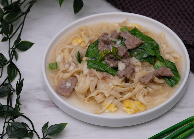 Kwetiaw siram, eine traditionelle chinesische Reisnudel namens Kwetiaw, serviert mit Eiersauce und Rindfleisch