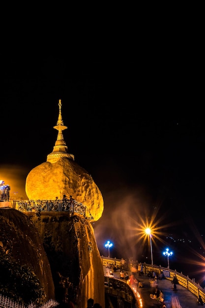 KYAIKTO MYANMAR DEC 14 2012 peaple birmano orar Pagoda Kyaiktiyo en la noche PAGODA GOLDEN ROCK