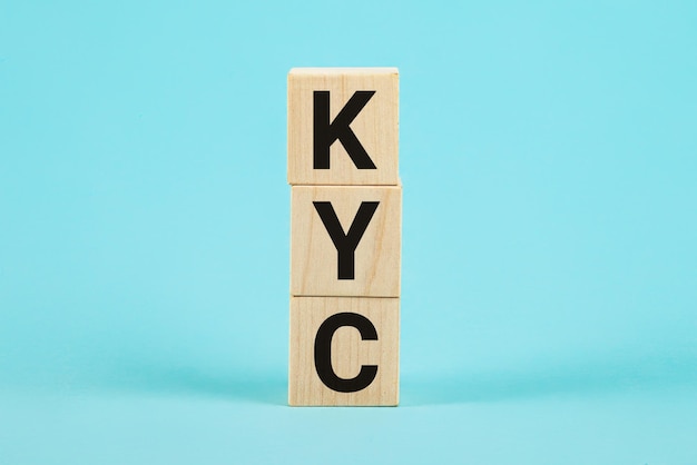 KYC Conozca a su cliente Bloques de madera con texto KYC Puede usar en marketing de finanzas comerciales y otros conceptos Exhibición de fotos comerciales Marketing creando una encuesta para mejorar el producto o la marca