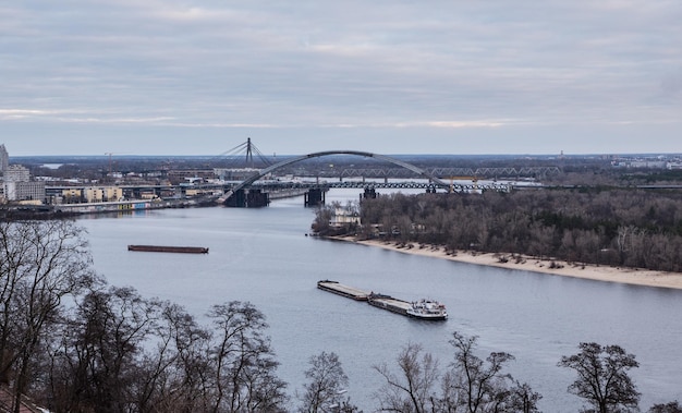 Kyiv, mañana de invierno, hermosa vista al centro histórico de Podol. Río Dnipro, cielo nublado.