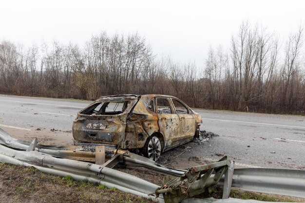 KYIV REG UCRÂNIA 02 de abril de 2022 Carros destruídos e queimados vistos em uma rodovia KyivZhytomyr a 20 km de Kiev