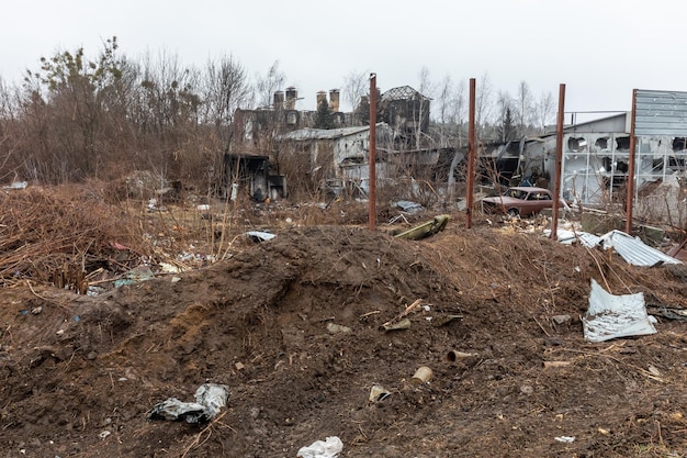 KYIV REG UCRÂNIA 02 de abril de 2022 Devastação do caos e morte em uma estação de serviço vista em uma rodovia KyivZhytomyr a 20 km de Kiev