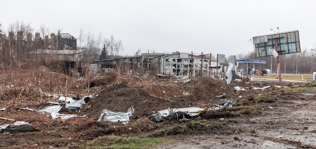 KYIV REG UCRÂNIA 02 de abril de 2022 Devastação do caos e morte em uma estação de serviço vista em uma rodovia KyivZhytomyr a 20 km de Kiev