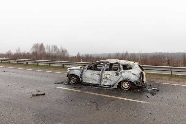 KYIV REG UCRANIA 02 de abril de 2022 Coches destruidos y quemados vistos en una carretera de KyivZhytomyr a 20 km de Kiev