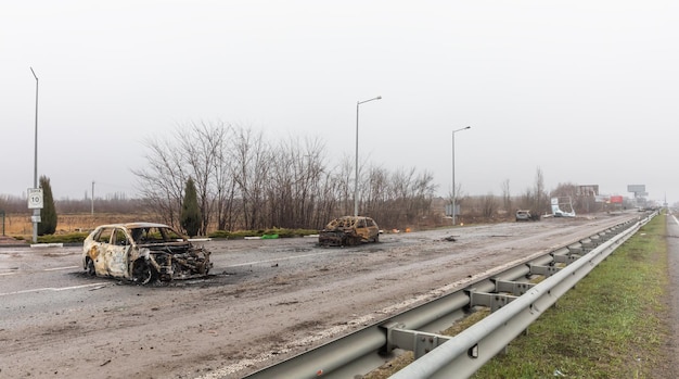 KYIV REG UCRANIA 02 de abril de 2022 Coches destruidos y quemados vistos en una carretera de KyivZhytomyr a 20 km de Kiev
