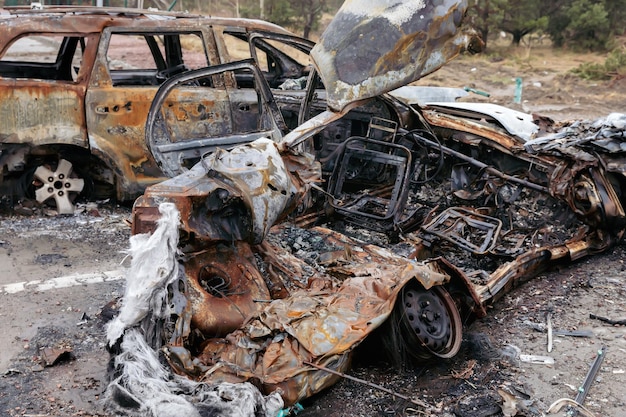 KYIV REG UKRAINE Apr 02 2022 A zerstörte und verbrannte Autos auf einer KyivZhytomyr-Autobahn 20 km von Kiew entfernt