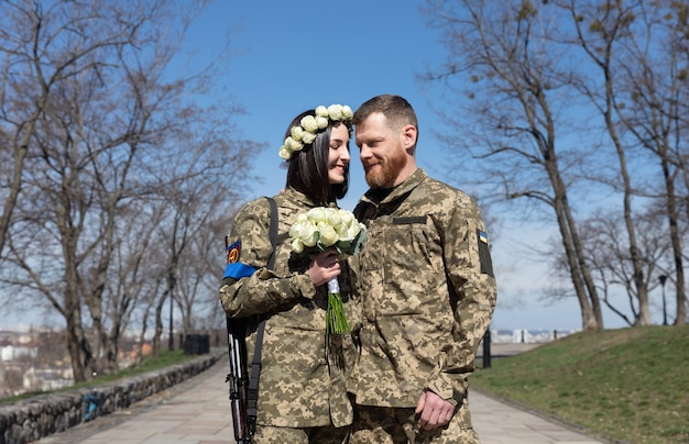 KYIV UCRÂNIA 07 de abril de 2022 Guerra e amor Membros da defesa territorial de Kiev se casaram em Kiev sob as leis da lei marcial Kiev Ucrânia