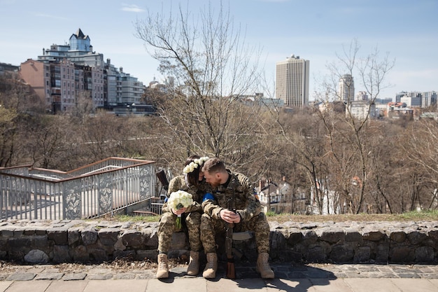 KYIV UCRÂNIA 07 de abril de 2022 Guerra e amor Membros da defesa territorial de Kiev se casaram em Kiev sob as leis da lei marcial Kiev Ucrânia