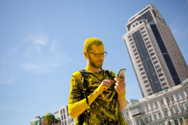 KYIV UCRÂNIA 10 de junho de 2018 Meninas e homens no festival polvilham uns aos outros com tintas coloridas