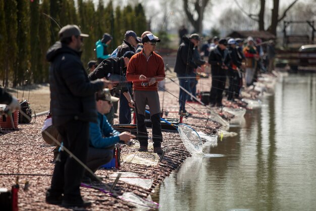 KYIV, UCRÂNIA - 16 DE ABRIL DE 2018 Torneio de pesca esportiva, pescadores masculinos pegam peixes no lago