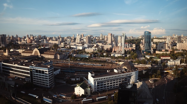 KYIV, UCRÂNIA - 25 de agosto de 2021: Vista aérea do horizonte da cidade de Kiev, paisagem urbana do centro de Kiev, capital da Ucrânia. Estação Ferroviária Central. Foto panorâmica da vista superior.