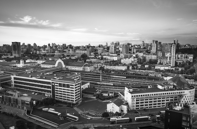KYIV, UCRÂNIA - 25 de agosto de 2021: Vista aérea do horizonte da cidade de Kiev, paisagem urbana do centro de Kiev, capital da Ucrânia. Estação Ferroviária Central. Foto panorâmica da vista superior.