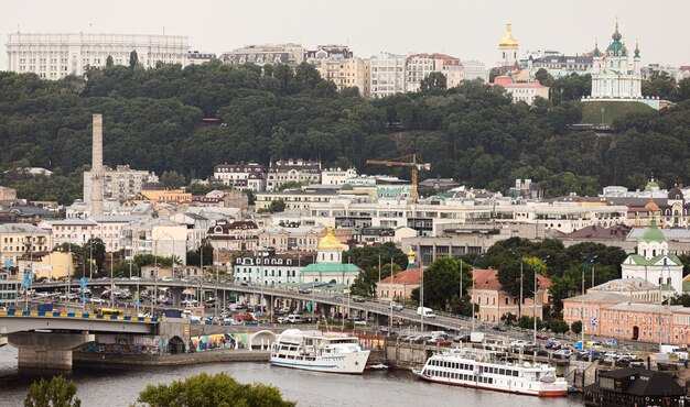 KYIV, UCRÂNIA - 4 de junho de 2019: Podil no distrito de Kiev. Vista do Rio Dnieper, Ponte de Havana e Colina Vladimir