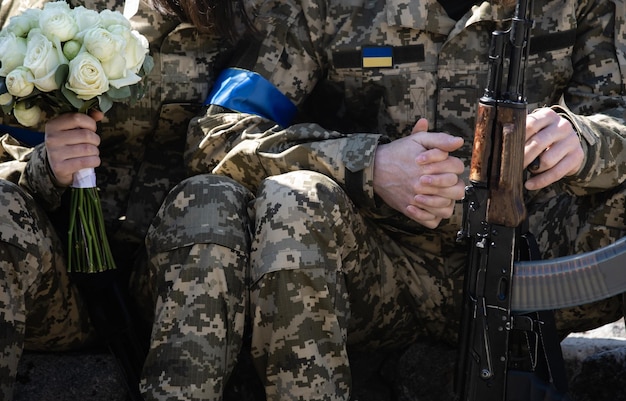 KYIV UCRANIA 07 de abril de 2022 Guerra y amor Miembros de la defensa territorial de Kiev se casaron en Kiev bajo las leyes de la ley marcial Kiev Ucrania