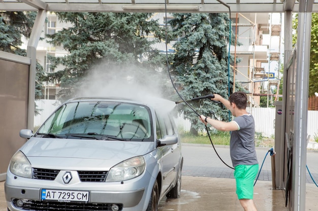 Kyiv Ucrânia 15 de maio de 2019 Um homem lava seu carro em uma pia self-service no verão ao ar livre