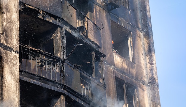 Foto kyiv ucrânia 15 de março de 2022 guerra na ucrânia vista geral de um edifício residencial gravemente danificado na fumaça do incêndio que foi atingido por um projétil russo