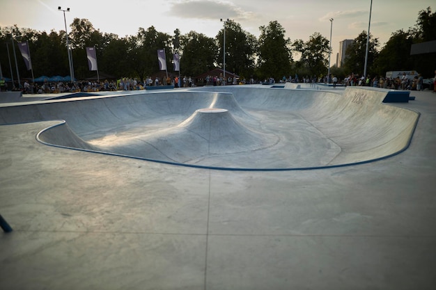 Kyiv Ucrania 15 de septiembre de 2021 El ciclista extremo realiza trucos en el deporte extremo del parque de patinaje