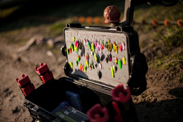 Kyiv, Ucrania 16 de abril de 2018. Caja de pesca con cebo para peces. Spinners, wobblers, señuelos de silicona.