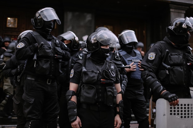 Kyiv, Ucrânia, 18 de setembro de 2018, manifestantes invadem uma instituição pública. Polícia em plena munição.