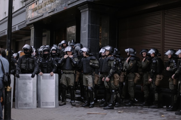 Kyiv, ucrânia, 18 de setembro de 2018, manifestantes invadem uma instituição pública. polícia em plena munição.