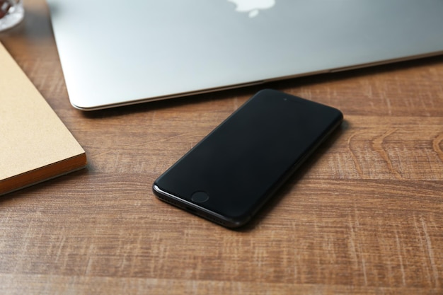 KYIV UCRANIA 18 DE DICIEMBRE DE 2017 Moderno iPhone 8 Space Grey sobre mesa de madera