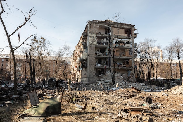 KYIV UCRANIA 18 de marzo de 2022 Guerra en Ucrania Edificios residenciales dañados tras un bombardeo en el distrito de Podilskyi de Kiev Al menos una persona murió y 19 resultaron heridas