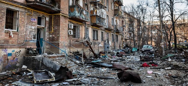 KYIV UCRANIA 18 de marzo de 2022 Guerra en Ucrania Edificios residenciales dañados tras un bombardeo en el distrito de Podilskyi de Kiev Caos y devastación en las calles de Kiev