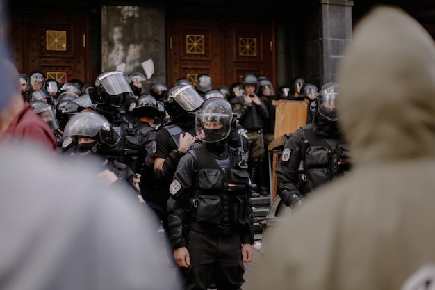 Kyiv, Ucrania 18 de septiembre de 2018 Los manifestantes asaltan una institución pública. Policía en plena munición.