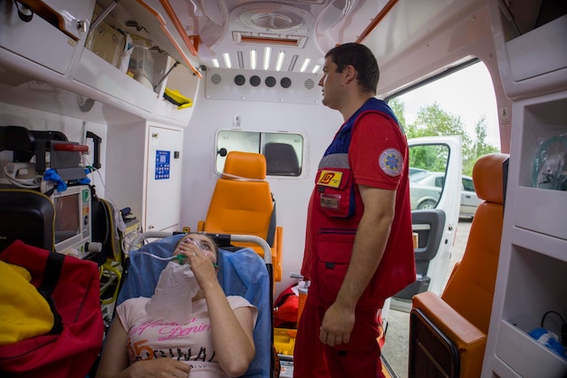 Kyiv Ucrânia 2062022 Um paramédico de ambulância trata a menina