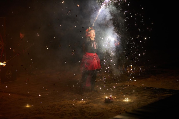 Kyiv ucrânia 21 de fevereiro de 2021 mulher do show de fogo com fogos de artifício nas mãos girando poi