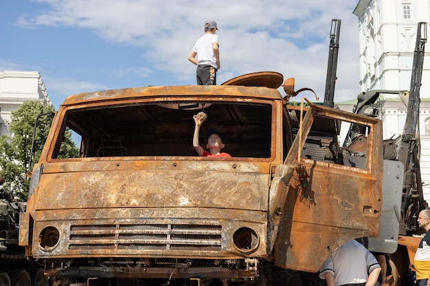 KYIV UCRANIA 22 de junio de 2022 Equipo militar destruido y quemado de los rusos en Kyiv