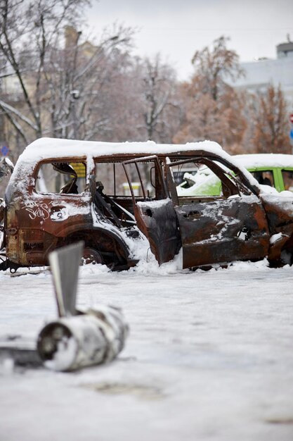 KYIV, UCRANIA - 26 DE NOVIEMBRE DE 2022, soldados rusos dispararon contra un vehículo civil. Guerra en Ucrania.