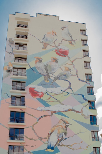 KYIV UKRAINE MAR 19 2019 aves nos ramos parte de graffiti legal em grande escala na parede de um edifício de vários andares
