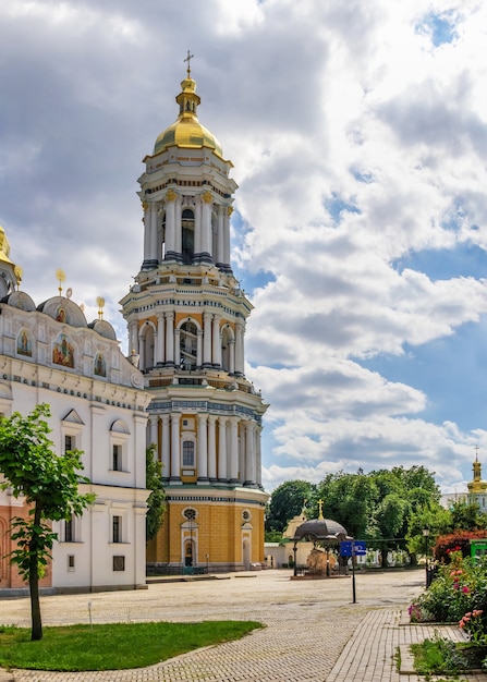 Kyivo-Pecherska Lavra y el monasterio de las cuevas en Kiev, Ucrania, en un día soleado de verano