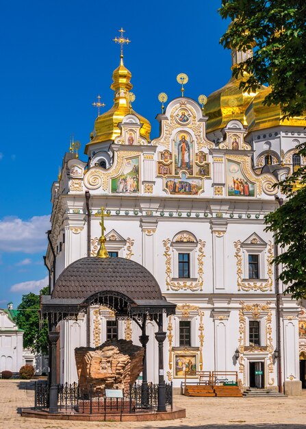 Kyivo-Pecherska Lavra y el monasterio de las cuevas en Kiev, Ucrania, en un día soleado