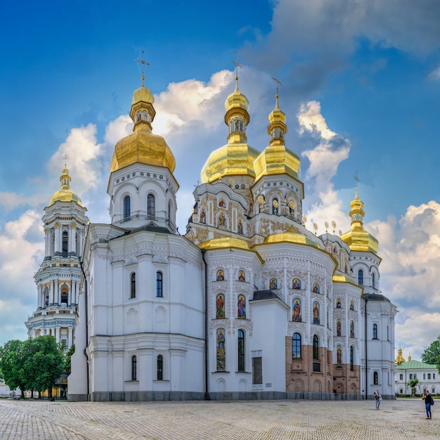 Kyivo-Pecherska Lavra und Kloster der Höhlen in Kiew, Ukraine, an einem sonnigen Sommertag