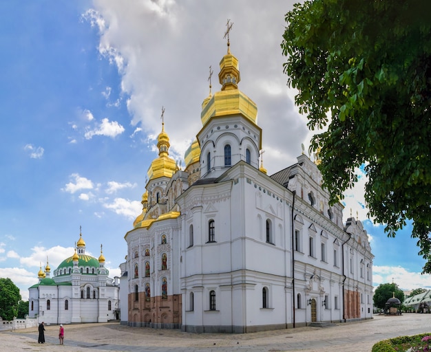 Kyivo-Pecherska Lavra und Kloster der Höhlen in Kiew, Ukraine, an einem sonnigen Sommertag