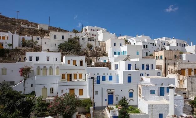Kykladen Griechenland Tinos Griechische Insel Pyrgos Dorf weiße Farbe Gebäude blauer Himmel