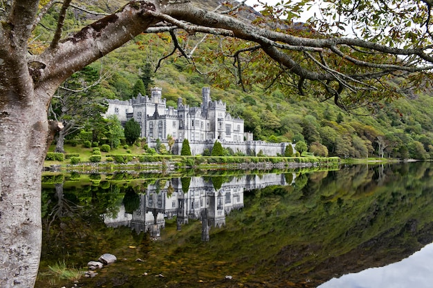 Foto kylemore abbey, co. conemara, irlanda. linda vista para o castelo.