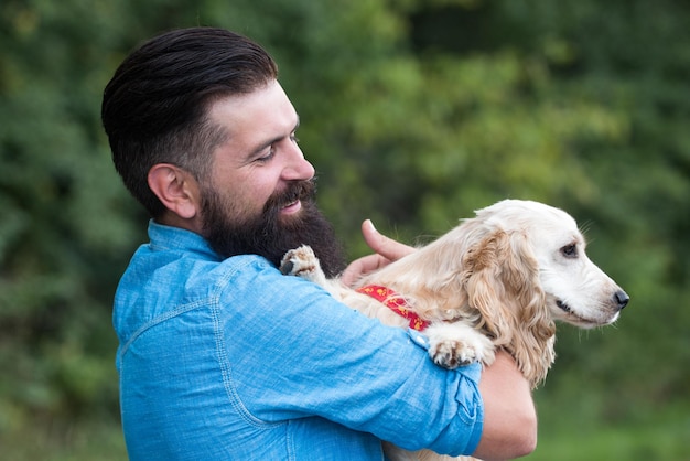 Kynologe Konzept. Hundepark. Mann mit Labrador im Freien. Mann mit Welpen.