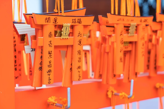 Kyoto, japão - 23 de novembro de 2016: ema mesas de oração com tábuas de portões de torii exclusivas em fushimi inari tais