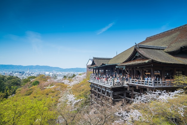 Kyoto, Japão no templo de Kiyomizu-dera na primavera