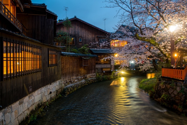 Kyoto, Japón en el río Shirakawa en el distrito de Gion durante la primavera.