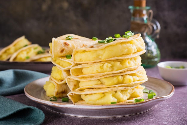 Kystyby, un pan plano delgado relleno con puré de papas y cebollas en un plato sobre la mesa