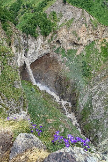 Kyzylsu-Wasserfall, umgeben von den Bergen des Kaukasus in der Nähe von Elbrus Jilysu Russland