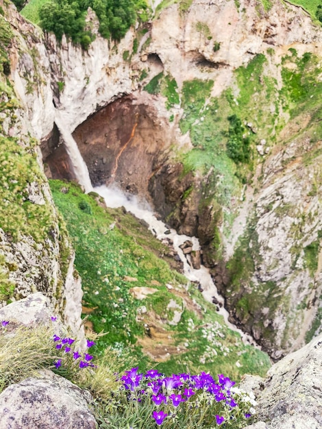 Kyzylsu-Wasserfall, umgeben von den Bergen des Kaukasus in der Nähe von Elbrus Jilysu Russland