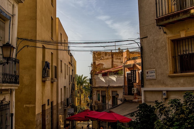 l casas antigas históricas coloridas Barrio Santa Cruz Alicante Espanha em um dia ensolarado